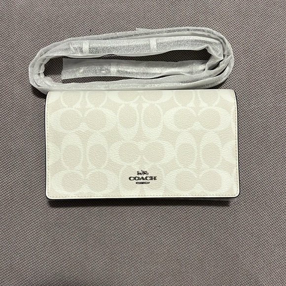 Authentic Coach crossbody , never used will come just as pictured - Picture 2 of 4